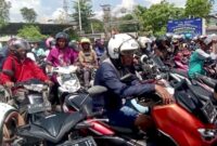Ribuan wajib pajak memadati Kantor Samsat Purwodadi di Kabupaten Grobogan, Jawa Tengah, Selasa (8/4/2025). (Dok mediasapujagad.com)