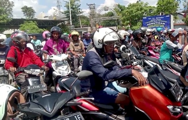 Ribuan wajib pajak memadati Kantor Samsat Purwodadi di Kabupaten Grobogan, Jawa Tengah, Selasa (8/4/2025). (Dok mediasapujagad.com)