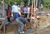 Kepala Dinas Pendidikan (Disdik) Kabupaten Grobogan Purnyomo meletakkan tiga batu pertama pembangunan Masjid Nurul Ilmi di lingkungan dinas setempat, Jumat (11/4/2025). (Dok mediasapujagad.com)