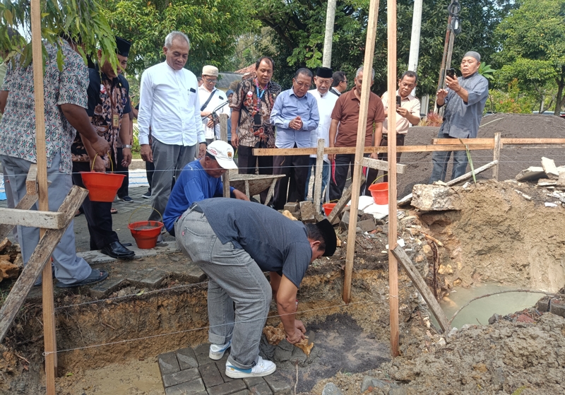 Kepala Dinas Pendidikan (Disdik) Kabupaten Grobogan Purnyomo meletakkan tiga batu pertama pembangunan Masjid Nurul Ilmi di lingkungan dinas setempat, Jumat (11/4/2025). (Dok mediasapujagad.com)