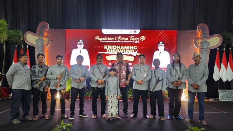 Bupati Grobogan Setyo Hadi (batik merah, tengah) bersama sejumlah peserta pameran keris di Gedung Serbaguna Dewi Sri Kabupaten Grobogan, Jawa Tengah pada Jumat (11/4/2025). (Dok. mediasapujagad.com)