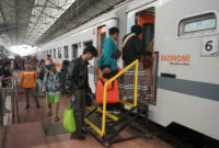 Para pemudik hendak menaiki kereta api saat arus balik dalam Masa Angkutan Lebaran Tahun 2025. (Dok Daop 4 Semarang/mediasapujagad.com)