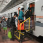Para pemudik hendak menaiki kereta api saat arus balik dalam Masa Angkutan Lebaran Tahun 2025. (Dok Daop 4 Semarang/mediasapujagad.com)