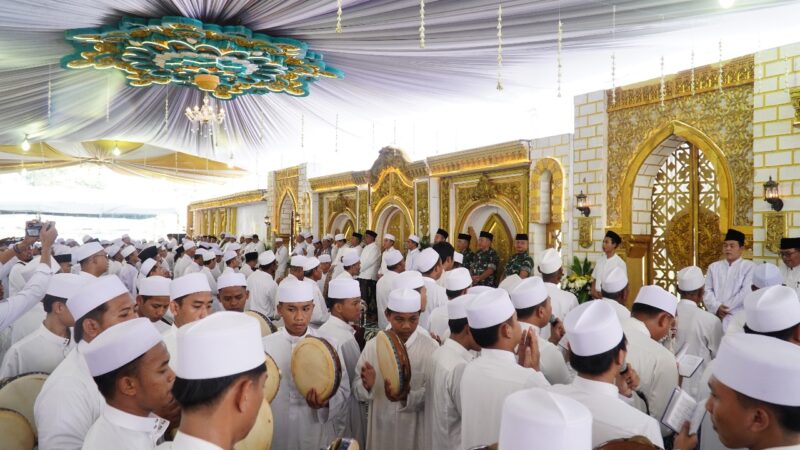 Jamaah berpakaian serba putih memadati Alun-Alun Purwodadi, Kabupaten Grobogan, Jawa Tengah menghadiri acara Grobogan Berzikir, Minggu (13/4/2025). (Dok. Protkompim Setda Grobogan/mediasapujagad.com)