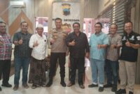 Waka Polres Grobogan Kompol Trisno Nugroho bersama panitia penyelenggara turnamen billiard Bupati Cup 2025 di Mapolres Grobogan, Jawa Tengah, Selasa (22 April 2025). (Dok. Mediasapujagad.com)