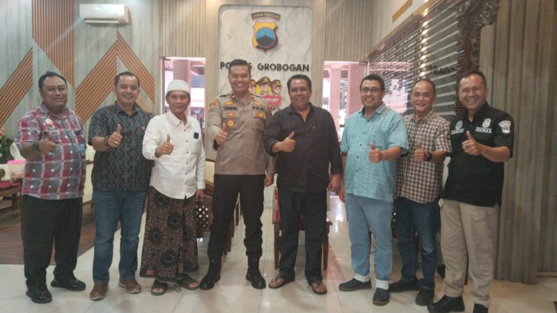 Waka Polres Grobogan Kompol Trisno Nugroho bersama panitia penyelenggara turnamen billiard Bupati Cup 2025 di Mapolres Grobogan, Jawa Tengah, Selasa (22 April 2025). (Dok. Mediasapujagad.com)