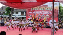 Salah satu peserta menampilkan tari kreasi dalam acara Parade Seni Budaya dalam rangka memperingati Hari Jadi ke-299 Kabupaten Grobogan di Alun-Alun Purwodadi, Kabupaten Grobogan, Jawa Tengah, Selasa (22/4/2025). (Dok. Mediasapujagad.com)