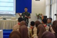 Dandim 0717/Grobogan Letkol Kav Barid Budi Susilo mensosialisasikan proses penerimaan prajurit TNI AD di SMK Negeri 1 Purwodadi, Kabupaten Grobogan, Jawa Tengah. (Dok Kodim 0717Grobogan/diswayjateng.id)