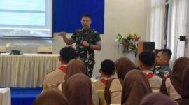Dandim 0717/Grobogan Letkol Kav Barid Budi Susilo mensosialisasikan proses penerimaan prajurit TNI AD di SMK Negeri 1 Purwodadi, Kabupaten Grobogan, Jawa Tengah. (Dok Kodim 0717Grobogan/diswayjateng.id)