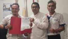 Muhammad Qanniexna (tengah) atau yang akrab disapa Mas Kenny terplih sebagai Ketua Squash Kabupaten Grobogan periode 2025-2029 dalam Muscab yang digelar di Aula KONI setempat, Sabtu (3 April 2025). (Dok. Squash Grobogan)