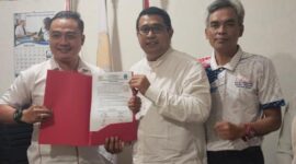 Muhammad Qanniexna (tengah) atau yang akrab disapa Mas Kenny terplih sebagai Ketua Squash Kabupaten Grobogan periode 2025-2029 dalam Muscab yang digelar di Aula KONI setempat, Sabtu (3 April 2025). (Dok. Squash Grobogan)