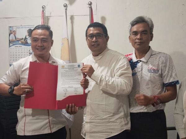 Muhammad Qanniexna (tengah) atau yang akrab disapa Mas Kenny terplih sebagai Ketua Squash Kabupaten Grobogan periode 2025-2029 dalam Muscab yang digelar di Aula KONI setempat, Sabtu (3 April 2025). (Dok. Squash Grobogan)