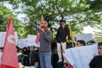 Mahasiswa yang tergabung dalam Aliansi Mahasiswa Grobogan menggelar aksi solidaritas di depan Gedung DPRD Grobogan. (dok/mediasapujagad.com)