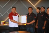 Kabid Binpres ESI Jawa Tengah Edi Siswanto (tengah) didampingi Ketua Koni Grobogan Yoyok Prihantoro (kiri) menyerahkan BAP pelantikan kepada Ketua ESI Grobogan Agus Listiantoro (kanan) saat pelantikan pengurus EsI Grobogan di Yes You Cafe and Billiard, Sabtu (6/9/2025). (dok/ESI Grobogan) 