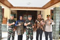 Komandan Korem 073/Makutarama Kolonel Arm Ezra Nathanael didampingi Bupati Setyo Hadi Ketua DPRD Grobogan Lusia Indah Artani, Dandim 0717/Grobogan Letkol Kav Barid Budi Susila, Kapolres Grobogan AKBP Ike Yulianto Wicaksono meninjau kerusakan di gedung DPRD Grobogan. (dok/Kodim 0717 Grobogan)