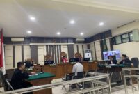 Kepala Desa (Kades) Cangkring, Kecamatan Tegowanu, Kabupaten Grobogan, berinisial M, mulai menjalani sidang perdana kasus dugaan tindak pidana korupsi. Ia didakwa kasus korupsi dalam pengelolaan Anggaran Pendapatan dan Belanja Desa (APBDes) tahun anggaran 2019 hingga 2024. (dok/Kejari Grobogan)
