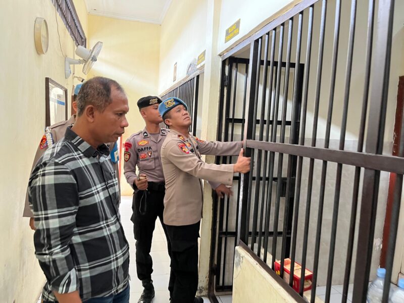 Plt Kasipropam Polres Grobogan IPTU Masngud Afandi memimpin inspeksi mendadak (sidak) di Rumah Tahanan (Rutan) Polres Grobogan, Rabu (10/9/2025).