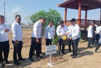 Kepala Lapas Kelas II B Purwadadi Erik Murdiyanto saat seremonial penanaman sebanyak 20 bibit pohon kelapa di area SAE, Selasa (9/9/2025). (dok/Lapas Kelas II B Purwadadi)