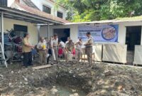 Kepala Kantor Pertanahan Grobogan, Buchori Sugiharso melakukan penguburan arsip dengan menambahkan zat kimia penumbuh bakteri agar kertas terurai secara alami. (dok/mediasapujagad.com)