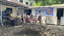 Kepala Kantor Pertanahan Grobogan, Buchori Sugiharso melakukan penguburan arsip dengan menambahkan zat kimia penumbuh bakteri agar kertas terurai secara alami. (dok/mediasapujagad.com)