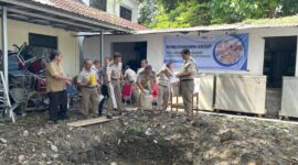 Kepala Kantor Pertanahan Grobogan, Buchori Sugiharso melakukan penguburan arsip dengan menambahkan zat kimia penumbuh bakteri agar kertas terurai secara alami. (dok/mediasapujagad.com)