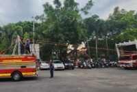 Personel Damkar Purwodadi bergantian meluncur di arena flying fox yang menggunakan mobil damkar di markas Damkar Purwodadi. (dok/Damkar Purwodadi)