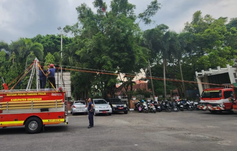 Personel Damkar Purwodadi bergantian meluncur di arena flying fox yang menggunakan mobil damkar di markas Damkar Purwodadi. (dok/Damkar Purwodadi)