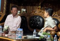 Kepala Desa Tlogomulyo, Kecamatan Gubug, Kabupaten Grobogan, Sarmo berkonsultasi dengan kuasa hukumnya dari KHHP Lawyers, Moh Harir terkait isu miring yang menerpa dirinya. (dok/Tim KHHP Lawyers)