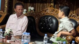 Kepala Desa Tlogomulyo, Kecamatan Gubug, Kabupaten Grobogan, Sarmo berkonsultasi dengan kuasa hukumnya dari KHHP Lawyers, Moh Harir terkait isu miring yang menerpa dirinya. (dok/Tim KHHP Lawyers)