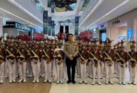 Para personel Polisi Cilik (Pocil) binaan MI Sejati Toroh berfoto bersama Kasat Lantas Polres Grobogan AKP Mohammad Bimo Seno usai menyabet juara di tingkat Polda Jateng. (dok/mediasapujagad.com)