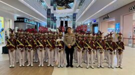 Para personel Polisi Cilik (Pocil) binaan MI Sejati Toroh berfoto bersama Kasat Lantas Polres Grobogan AKP Mohammad Bimo Seno usai menyabet juara di tingkat Polda Jateng. (dok/mediasapujagad.com)
