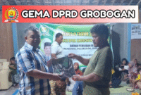 Anggota DPRD Grobogan, Amin Rois saat membagikan bola volley dan bola sepak kepada pemuda Desa Simo dan sekitarnya. (mediasapujagad.com/dok) 