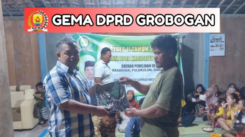 Anggota DPRD Grobogan, Amin Rois saat membagikan bola volley dan bola sepak kepada pemuda Desa Simo dan sekitarnya. (mediasapujagad.com/dok) 