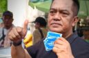 Penyelenggara deklarasi, BRM Kusumo Putro menunjukkan stiker bertulisan Solo Damai Solo Aman, #JOGLOSUKUN (Jogo Solo Supoyo Rukun) di car free day, Minggu (21/9). (dok/mediasapujagad.com)