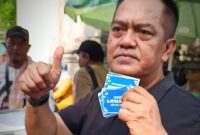 Penyelenggara deklarasi, BRM Kusumo Putro menunjukkan stiker bertulisan Solo Damai Solo Aman, #JOGLOSUKUN (Jogo Solo Supoyo Rukun) di car free day, Minggu (21/9). (dok/mediasapujagad.com)