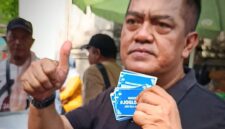 Penyelenggara deklarasi, BRM Kusumo Putro menunjukkan stiker bertulisan Solo Damai Solo Aman, #JOGLOSUKUN (Jogo Solo Supoyo Rukun) di car free day, Minggu (21/9). (dok/mediasapujagad.com)