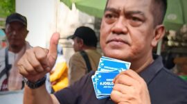 Penyelenggara deklarasi, BRM Kusumo Putro menunjukkan stiker bertulisan Solo Damai Solo Aman, #JOGLOSUKUN (Jogo Solo Supoyo Rukun) di car free day, Minggu (21/9). (dok/mediasapujagad.com)