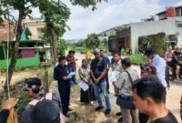 Petugas teknis pertanahan Wahyudin dan Hery Witjaksono saat mencocokkan kondisi fisik bidang tanah di lapangan dengan data administrasi yang tercatat dalam dokumen pertanahan. (mediasapujagad.cok/dok) 