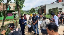 Petugas teknis pertanahan Wahyudin dan Hery Witjaksono saat mencocokkan kondisi fisik bidang tanah di lapangan dengan data administrasi yang tercatat dalam dokumen pertanahan. (mediasapujagad.cok/dok) 