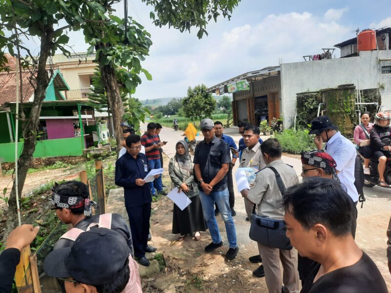 Petugas teknis pertanahan Wahyudin dan Hery Witjaksono saat mencocokkan kondisi fisik bidang tanah di lapangan dengan data administrasi yang tercatat dalam dokumen pertanahan. (mediasapujagad.cok/dok) 