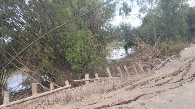 Kondisi tanggul Sungai Lusi di Kelurahan Kuripan RT 01 RW 07 Kecamatan Purwodadi amblas. (mediasapujagad.com/dok)