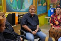 Ketua Umum Yayasan Forum Budaya Mataram (FBM) sekaligus Ketua Umum Dewan Pemerhati dan Penyelamat Seni Budaya Indonesia (DPPSBI), BRM Dr Kusumo Putro (kemeja hitam celana jeans biru) saat mengisi diskusi budaya. (mediasaoujagad.com/dok)