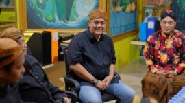 Ketua Umum Yayasan Forum Budaya Mataram (FBM) sekaligus Ketua Umum Dewan Pemerhati dan Penyelamat Seni Budaya Indonesia (DPPSBI), BRM Dr Kusumo Putro (kemeja hitam celana jeans biru) saat mengisi diskusi budaya. (mediasaoujagad.com/dok)