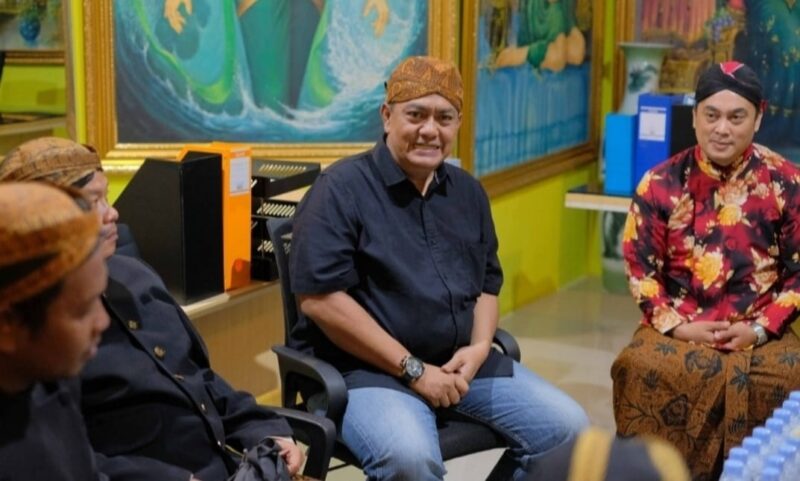 Ketua Umum Yayasan Forum Budaya Mataram (FBM) sekaligus Ketua Umum Dewan Pemerhati dan Penyelamat Seni Budaya Indonesia (DPPSBI), BRM Dr Kusumo Putro (kemeja hitam celana jeans biru) saat mengisi diskusi budaya. (mediasaoujagad.com/dok)