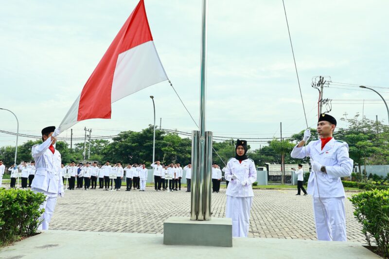 Dalam rangka memperingati Hari Pahlawan yang jatuh setiap tanggal 10 November, pegawai PLN UP3 Grobogan melaksanakan upacara bendera di halaman kantor PLN UP3 Grobogan. (mediasapujagad.com/PLN UP3 Grobogan)
