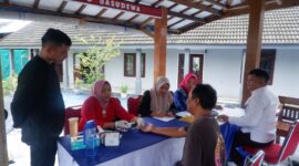 Pengunjung warga binaan menyempatkan diri cek kesehatan di Pendapa Basudewa Lapas Kelas IIB B Purwodadi. (mediasapujagad.com/Lapas Purwodadi)