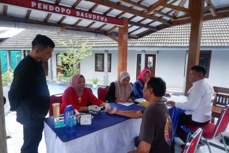 Pengunjung warga binaan menyempatkan diri cek kesehatan di Pendapa Basudewa Lapas Kelas IIB B Purwodadi. (mediasapujagad.com/Lapas Purwodadi)