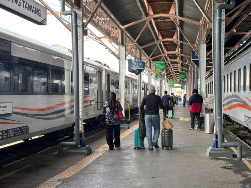 Suasana naik turun penumpang di Stasiun Tawang Semarang. (mediasapujagad.com/KAI Daop 4 Semarang)