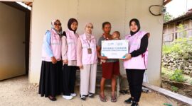 Parwati, butuh pabrik Dusun Ragem, Desa Tambakseli, Kecamatan Wirosari menerima bantuan sambungan listrik gratis dari PLN UP3 Grobogan.