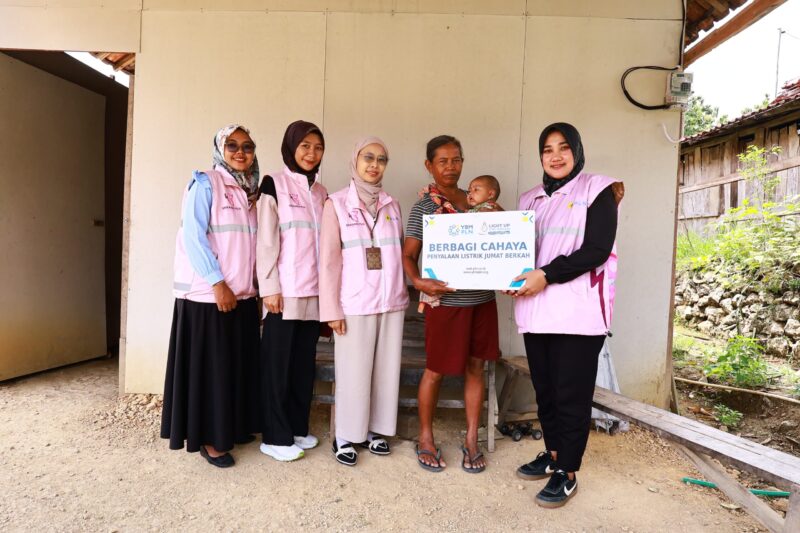 Parwati, butuh pabrik Dusun Ragem, Desa Tambakseli, Kecamatan Wirosari menerima bantuan sambungan listrik gratis dari PLN UP3 Grobogan.